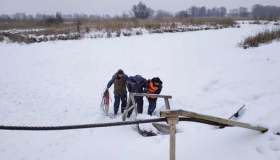 Полтавські рятувальники показали способи порятунку на льоду