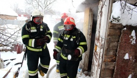 Тринадцять рятувальників гасили пожежу у приватному секторі