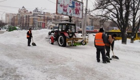 У міськраді повідомили про 58 одиниць техніки, що прибирали вночі Полтаву від снігу