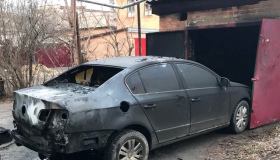 П'ятнадцять рятувальників гасили пожежу в гаражі у центрі Полтави