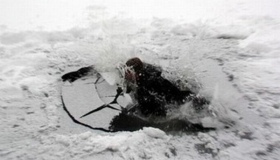 На Полтавщині двоє рибалок провалилися під лід. ВІДЕО