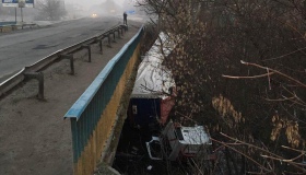 На Полтавщині вантажівка впала з мосту - водій загинув