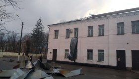Вітер зірвав металеву покрівлю будинку культури Кобеляк