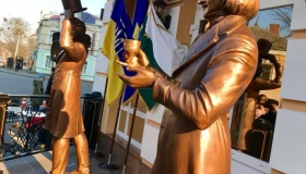 Біля "Палаццо" офіційно встановили скульптури Гоголю і Пушкіну. ФОТО