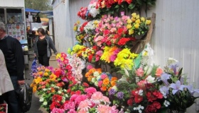У Полтаві хочуть заборонити пластикові квіти на цвинтарях