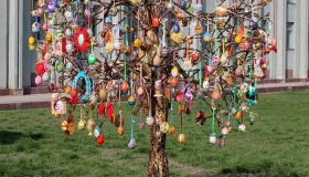 Новосанжарців закликали прикрасити писанками Великодні дерева