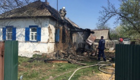 На Котелевщині більше трьох годин приборкували вогонь у будинку