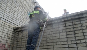 Кременчуцькі рятувальники з даху недобудови знімали школяра. ФОТО