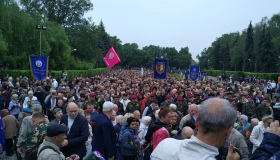 Тисячі полтавців прийшли до Меморіалу Солдатської Слави. ФОТО