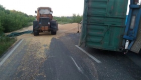 На Полтавщині перекинулася вантажівка із соєю