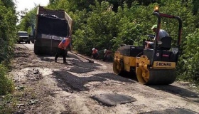Полтавські дорожники здивували дивним ремонтом дороги. ФОТО