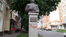 Невідомі розмалювали пам'ятник генералу Ватутіну