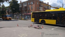 У Полтаві збили велосипедистку: водій зник з місця аварії
