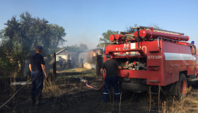 На Котелевщині через загоряння сухої трави згорів будинок