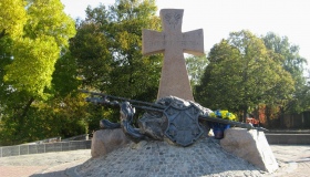 Полтавці поклали квіти до пам'ятника загиблим українським козакам