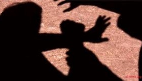 У Полтаві на зупинці троє молодиків пограбували чоловіка