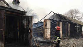 Пожежа у гаражі на Полтавщині: вогонь знищив чотири автівки