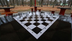У парку Кременчука з'явилася "шахова альтанка"
