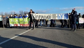 Під Полтавою обурені люди перекрили трасу Київ - Харків