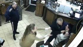Хуліган із ножем погрожував убити офіціантку. ВІДЕО