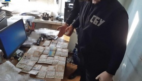 Поліція підозрює держвиконавця у вимаганні десяти тисяч гривень
