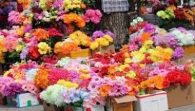 На Полтавщині заборонили на цвинтарях штучні квіти