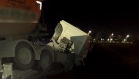 На Полтавщині вантажівка "зависла" на шляхопроводі