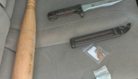 У салоні автівки патрульні виявили зброю та пакет наркотичної речовини