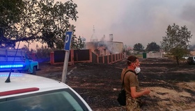 Полтавські поліцейські допомагають евакуювати луганчан з епіцентру пожежі