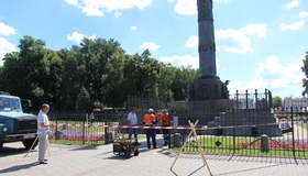 У Корпусному парку демонтували огорожу навколо монумента Слави