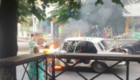 Посеред Кременчука загорівся автомобіль