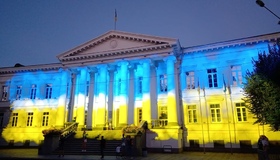 Будівля Полтавської міськради засяяла національними кольорами  