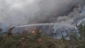 Четверту добу триває гасіння пожежі на макухівському сміттєзвалищі
