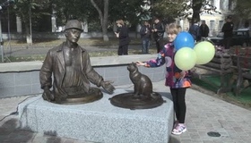 У Полтаві відкрили скульптуру водопровіднику з котом