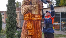У Полтаві встановили дерев’яну скульптуру козака