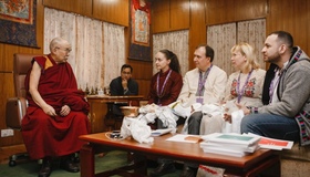 Далай-лама поспілкується з полтавцями: просять задати питання