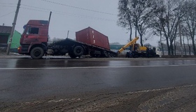 На Полтавщині через ожеледицю вантажівки з’їжджають з дороги