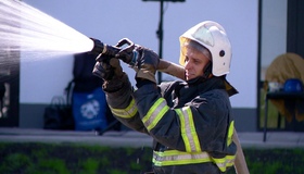 Пожежника у Полтаві облили крижаною водою з брандспойта