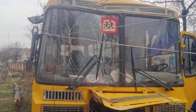 На Новосанжарщині шкільний автобус врізався у дерев’яну опору