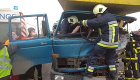 Під Кременчуком рятувальники розрізали кабіну вантажівки