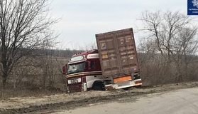 Під  Кременчуком вантажівка злетіла з дороги