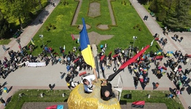 На полтавський Монумент Слави повернули прапори