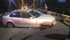 Уночі молодик на BMW розтрощив відбійник Крюківського моста