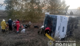 На Лубенщині перекинувся автобус: водій помер, десятьом пасажирам надають допомогу
