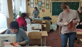 Полтавські вчителі та волонтери шиють речі для військових