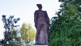 На Полтавщині демонтували останній бюст більшовицькому командиру