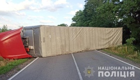 На Полтавщині вантажівка перекинулася і перегородила дорогу