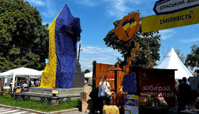 Полтавський пам’ятник з російським орлом накрили синьо-жовтою сіткою
