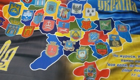 Полтавка вишиває велику карту України, щоби допомогти пораненим героям