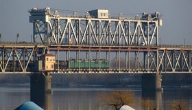 Рух по мосту через Дніпро сьогодні обмежили